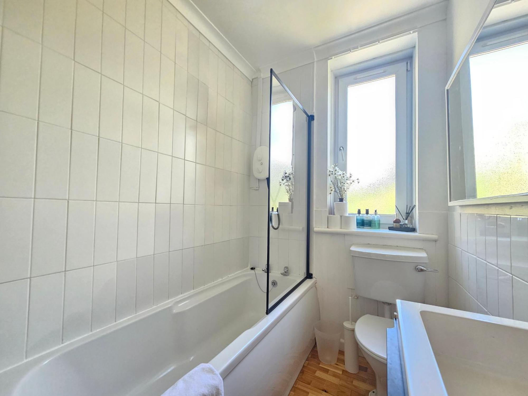 Charming 2-bedroom Ground Floor With Garden And Free On-street Parking *